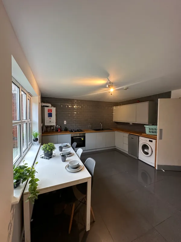6 Bedroom Student House- 31 Denison Court NG7 3PH - Thumbnail 2